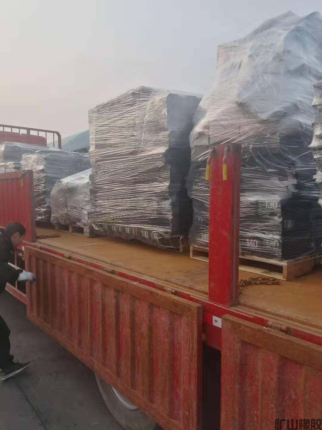 哪兒來(lái)的效益?干就得了——為萊州市礦山橡膠廠全體員工點(diǎn)贊(圖3) 哪兒來(lái)的效益?干就得了——為萊州市礦山橡膠廠全體員工點(diǎn)贊(圖3)